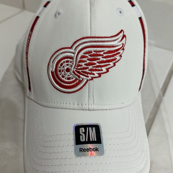 NEW Detroit Redwings Reebok Hat in size S/M UNWORN - Picture 2 of 11